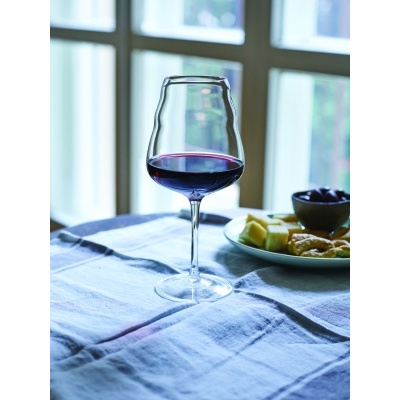 4130_-_red_wine_glass_-_table_inside